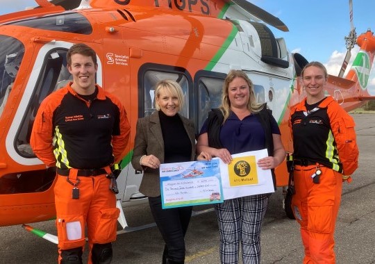 air-ambulance-staff-in-front-of-a-helicopter